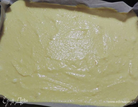 Выкладываем массу в форму, застеленную пергаментом. Слой теста должен быть не очень толстым. У меня форма приблизительно 25х35.
Выпекаем в разогретой до 180 градусов духовке 30-40 минут до красивого зарумянивания.