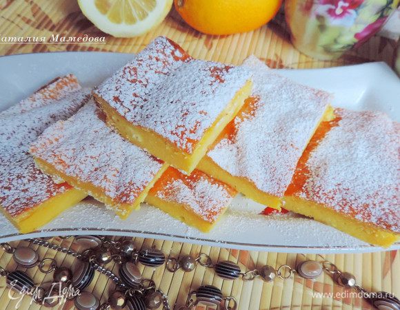 Готовой запеканке дать немного остыть, затем вынуть из формы, нарезать на порционные кусочки, при желании посыпать сахарной пудрой и наслаждаться.