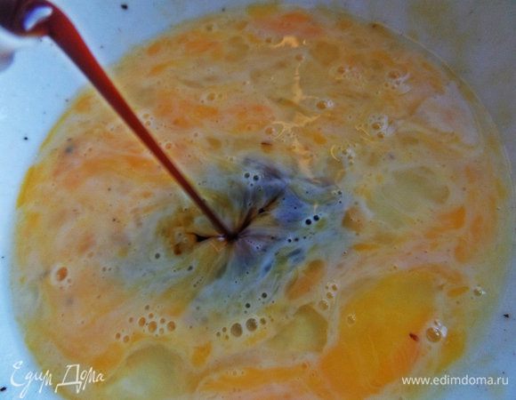 Во взбитое яйцо вливаем соевый соус.