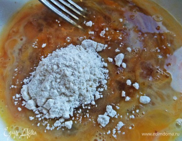 Добавляем муку и взбиваем в пиале всё для льезона.