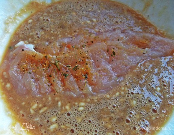 Окунаем куриную полоску в льезон с двух сторон.