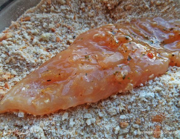 Затем переносим в сухари (у меня домашние из сухой булки) и тоже обваливаем с двух сторон.