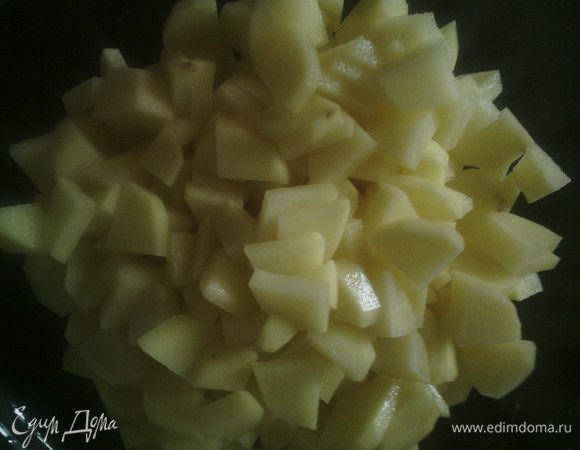 Картофель помыть, очистить. Разрезать по длине на 4 части, нарезать кусочками размером 1-2 см. 