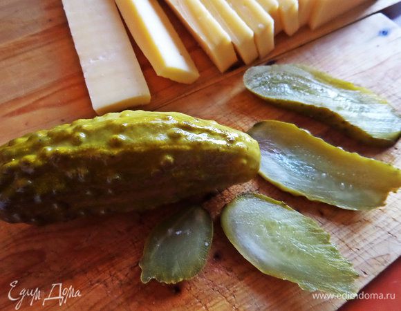 Огурец, сыр и перчик делим на длинные кусочки.