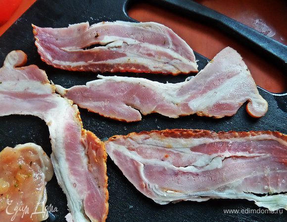 Сворачиваем и обматываем в ломтике бекона. Закрепляем двумя зубочистками.