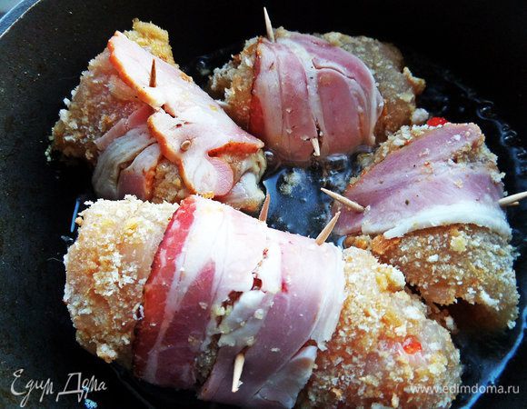 Обжариваем в горячем масле со всех сторон наши рулетики (главное приготовить курицу, остальное уже готовое).