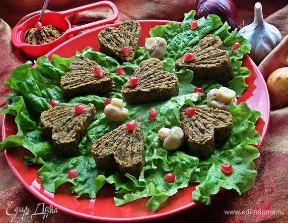 Раз день праздничный, предлагаю на закуску подать паштет постный от Людмилы: http://www.edimdoma.ru/retsepty/72676-pashtet-iz-fasoli-s-gribami 
Я его оформила в виде сердец (с помощью формочки для печенья). Очень нежный и вкусный, не пожалеете!