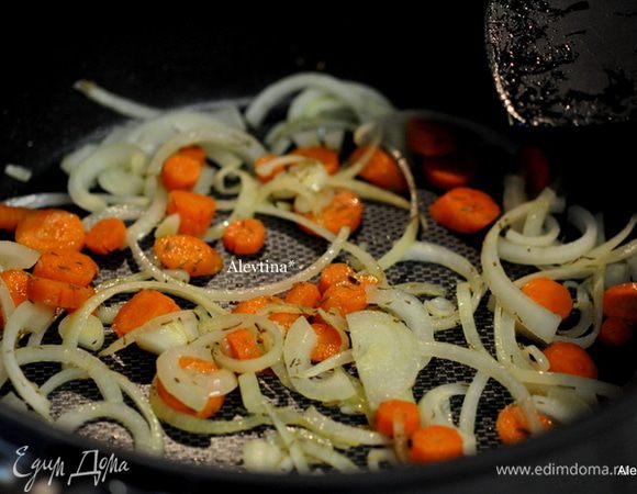 Лапшу отварить согласно инструкции на упаковке. На непригораемой сковороде обжарить лук и морковь, добавим 2 ч. л. свежего тимьяна или 1 ч. л. сухого. Посолить, поперчить и готовить примерно 4 мин. Переложить на тарелку.