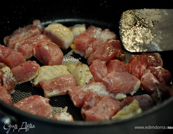 Свинину посолить и поперчить, обвалять в муке, на сковороду добавить 1 ст. л. оливкового масла и обжарить по 3 минуты с каждой стороны.