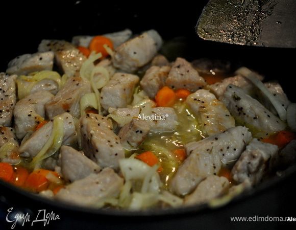 Добавить куриный бульон, вермут, морковь и лук с тарелки. Помешать и тушить примерно 10 минут или до готовности свинины. Добавить тимьян, посолить и поперчить.
