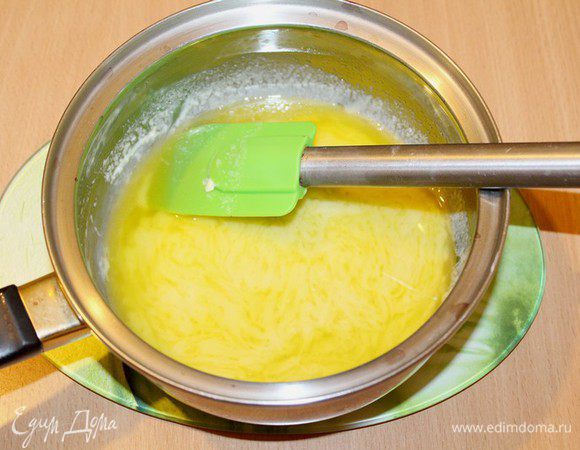 Сливочное масло с белым шоколадом поставить на водяную баню и помешивать до полного расплавления масла с шоколадом. Перемешать и оставить остывать.