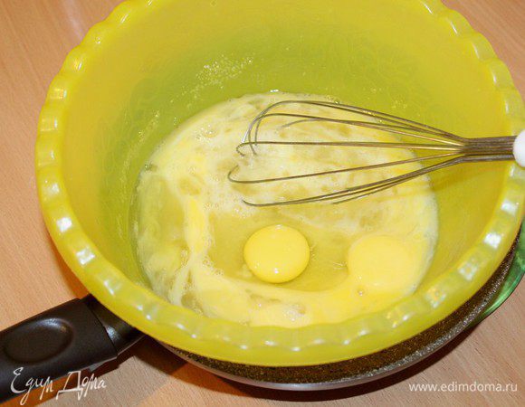 В большую чашку разбить яйца, всыпать сахар, поставить на водяную баню и легко взбивать венчиком, чтобы растворился весь сахар, и масса стала чуть тёплой.