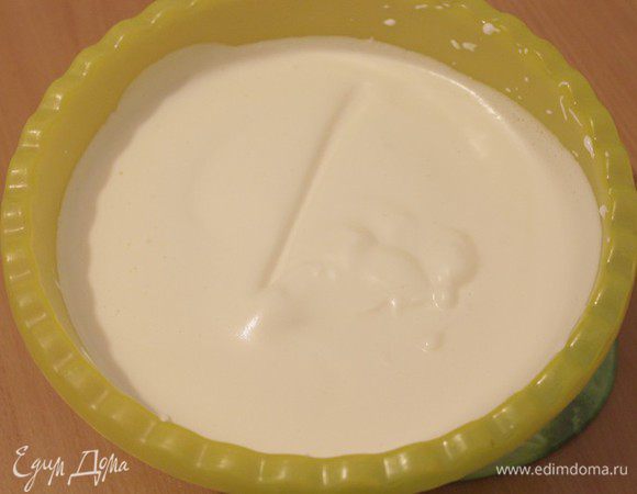 Затем убрать чашку с "бани" и продолжить взбивать яйца с сахаром с помощью миксера на максимальной скорости 15 минут, масса должна сильно увеличиться в объёме. Должен оставаться след от пальца.