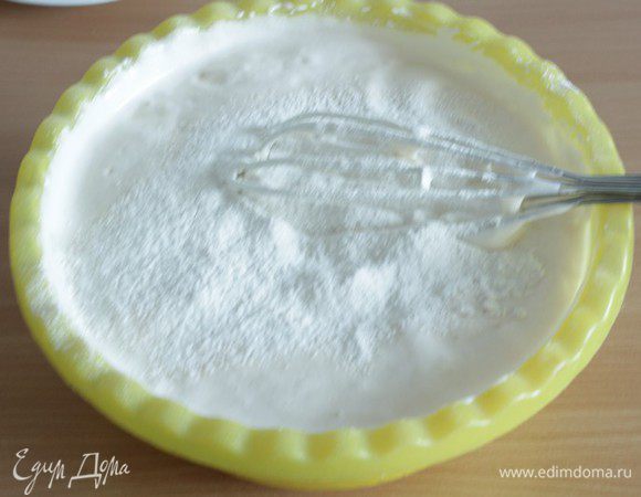 Во взбитые яйца просеять 1/3 часть муки и очень аккуратно, венчиком, движениями снизу-вверх, перемешать. 