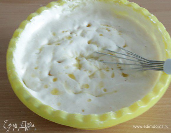 Затем добавить половину шоколада с маслом, и снова аккуратно перемешать.
Просеять в тесто ещё 1/3 часть муки, перемешать, потом оставшийся шоколад, перемешать, затем последнюю часть муки.
Масса должна остаться такая же пышная, как в начале взбивания.
