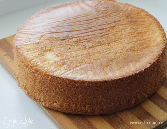 Готовый бисквит немного остудить прямо в форме, потом аккуратно вынуть и оставить на несколько часов, чтобы затем ровно разрезать.
