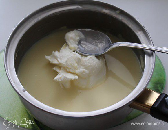 Творожный сыр добавить к сливкам с шоколадом и перемешать до однородности. Крем получается не густой. 
