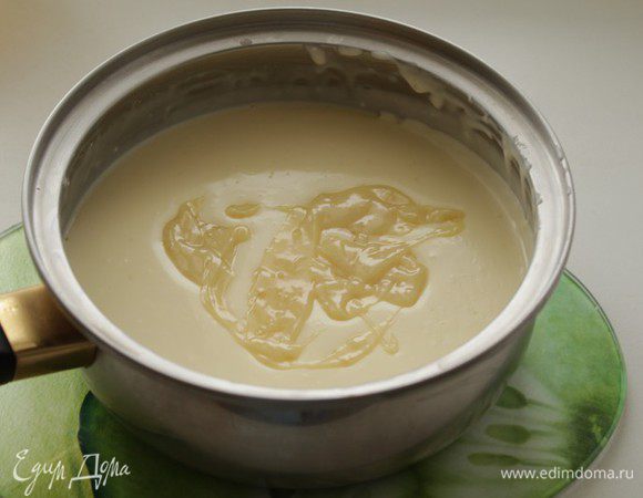 Отложить несколько столовых ложек полученного крема в другую кастрюльку, слегка подогреть и добавить туда желатин, помешать до его полного растворения. Смешать с остальным кремом.
Убрать крем в холодильник до загустения.