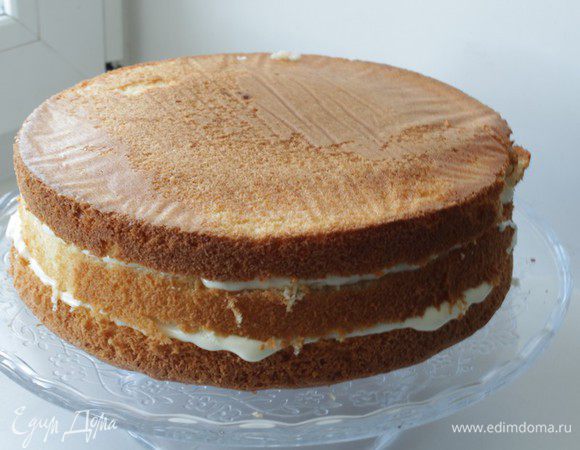 
Бисквит разрезать на 3 коржа. 
Смазать коржи кремом. 
