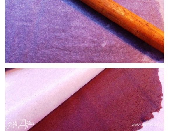 Сразу раскатываем тесто между двумя листами пекарской бумаги, стараемся как можно тоньше, около 2 мм. Отправляем вместе с бумагой в морозилку для заморозки.