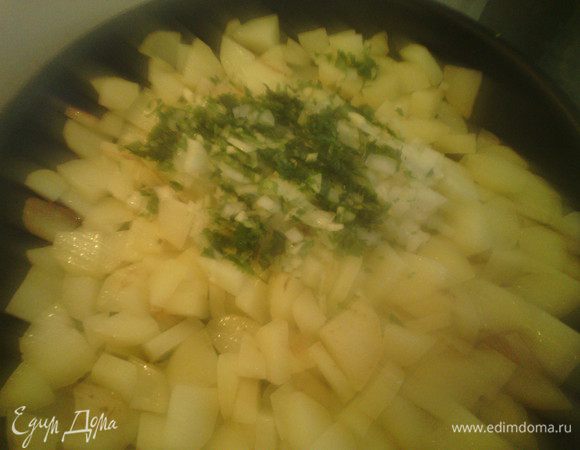 Добавляем порезанный лук, чеснок и петрушку в картофель, перемешиваем. Добавить соль и перец по вкусу. Накрыть крышкой и готовим ещё 15 минут. 
