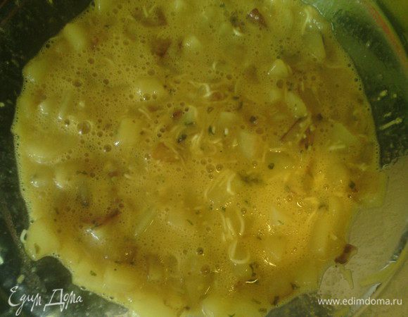 Добавить жареный картофель в яичную смесь, хорошо перемешать. 