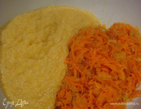 Кукурузную крупу залейте кипятком, и сварите до готовности на слабом огне (для голубцов лучше брать кукурузную крупу грубого помола). Морковь натрите на крупной терке, лук нарежьте мелкими кубиками. Разогрейте масло в сковороде, поджарьте на нем до золотистости лук и морковь. тушеные овощи переложите в глубокую миску и соедините с кукурузной крупой. Перемешайте, посолите, поперчите и добавьте немного мускатного ореха.