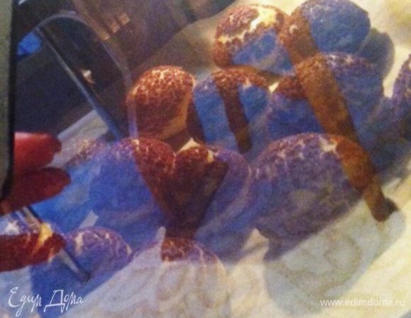 Отправить противень с тестом, в предварительно разогретую до 250 градусов духовку. Полностью выключить духовку и оставить пирожные на 10-15 минут, они должны сильно надуться. Потом включить духовку на 170 градусов и выпекать еще 25-30 минут.

Я пыталась сфотографировать пирожные в духовке, но у меня зеркальная духовка, поэтому в ней отражается все, так что простите за это фото (открывать духовку не хотела, чтобы они не опали).