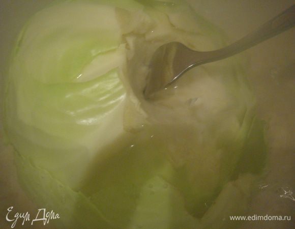 Капусту проварить традиционно в подсоленной воде с добавлением уксуса 4 минуты. Кочерыжку вырежьте, разберите кочан на листья. У каждого листочка срезаем утолщение.