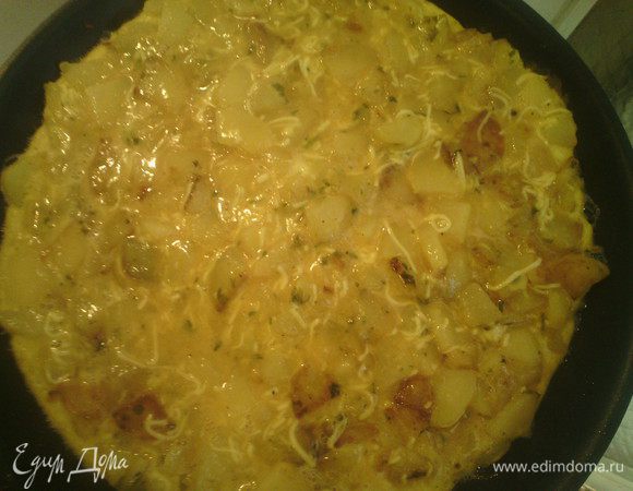 Выложить на сковороду, выровнять, накрыть крышкой и довести до состояния похожее на застывшее желе. Готовим 10-15 на медленном огне. 

Способ переворачивания: 
Накройте крышкой, поднимите сковороду и быстро переверните. Тортилья останется на крышке, осторожно верните ее на сковороду (дайте ей аккуратно сползти). 