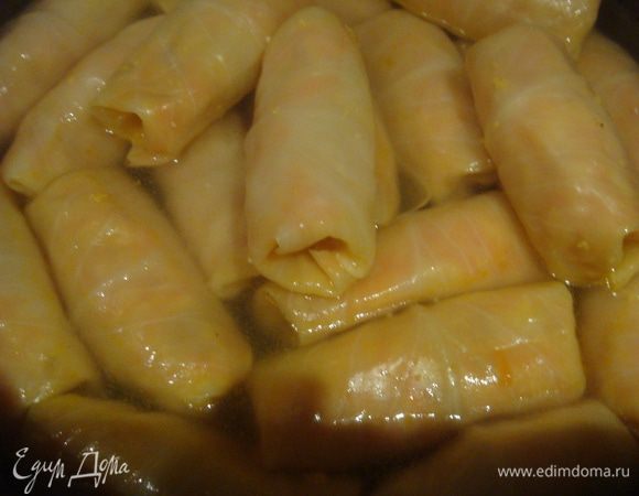 Готовые голубцы складываем в кастрюлю. Заливаем горячей водичкой на 1 сантиметр выше от уровня голубцов. Тушить в духовке около 1 часа с момента закипания, до готовности.