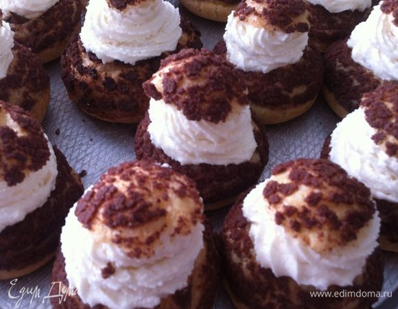 Взбить наши сливки, которые настоялись в холодильнике и у них появился кофейный вкус. Пирожные украсить взбитыми сливками из кондитерского мешка/шприца с насадкой "звездочка".