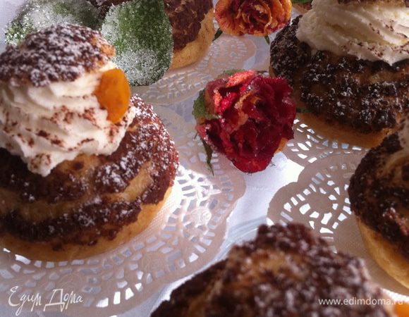 Крышечки посыпать/припудрить смесью какао-порошка и сахарной пудры, накрыть пирожные. Украсить по желанию.