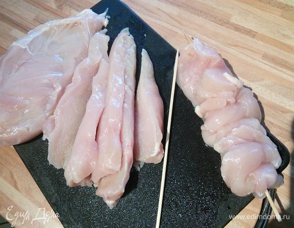 Филе нарезать вдоль на продолговатые полоски. 