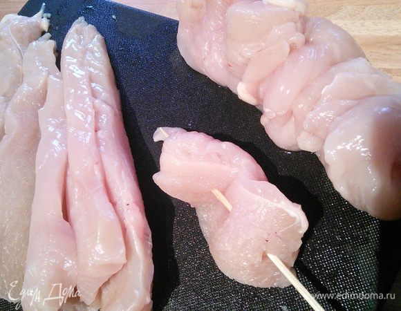 Нанизать полоски мяса на шпажки. 