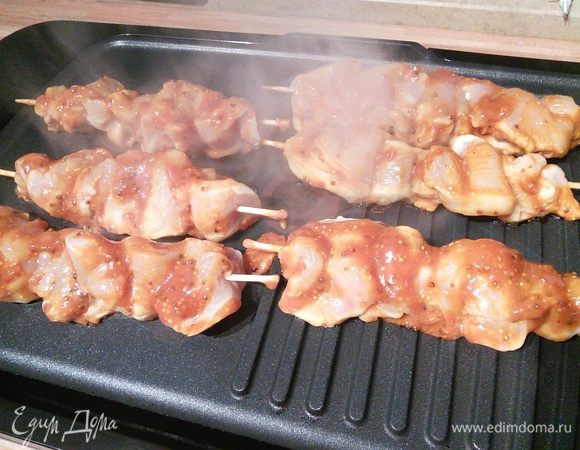 Грилить шашлычки любым доступным способом. 