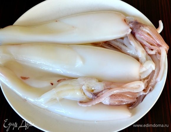 Подготовить кальмаров. 