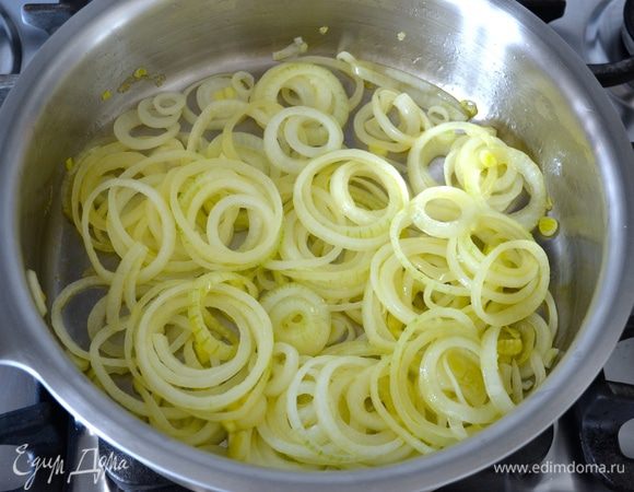 Репчатый лук также отчистить и нарезать кольцами. В сковороде разогреть растительное масло и обжарить на нем лук. 