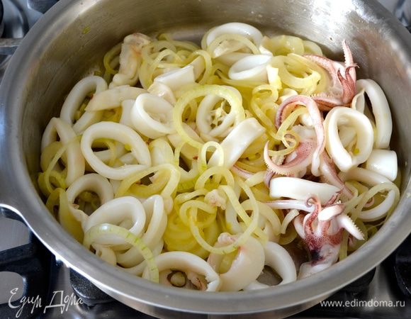 Затем добавить к луку кольца кальмаров. Накрыть крышкой и потушить пару минут.