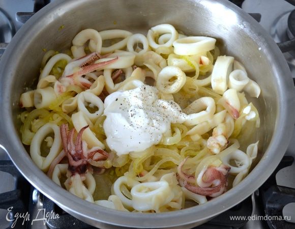 Потом добавить сметану, оставшуюся соль и черный молотый перец. Перемешать и обжарить все вместе еще 5 минут уже без крышки на среднем огне.