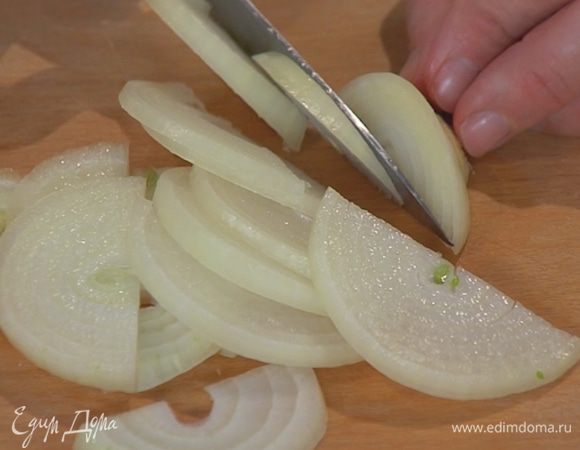 Лук почистить и нарезать полукольцами.