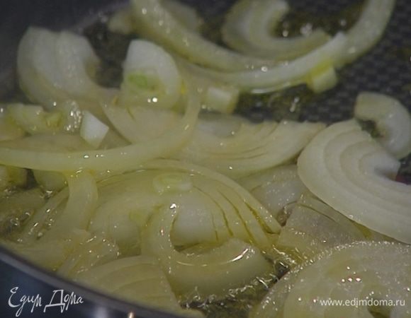 Разогреть в сковороде оливковое масло и обжарить лук.