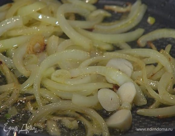 Чеснок почистить, порезать пластинками и добавить к луку.