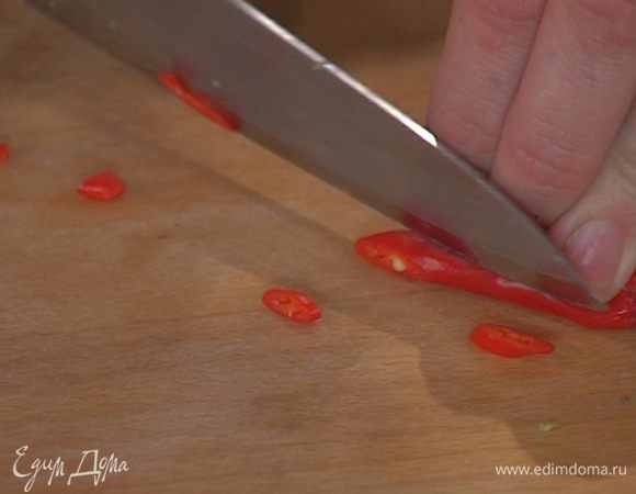 Перец чили, удалив семена, мелко порезать.