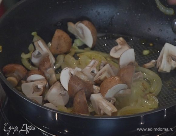 Выложить перец чили в сковороду с грибами, всыпать розовый перец, все перемешать.