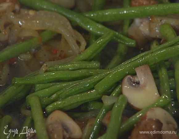 Добавить стручковую фасоль, влить вино, еще раз перемешать и дать алкоголю выпариться.