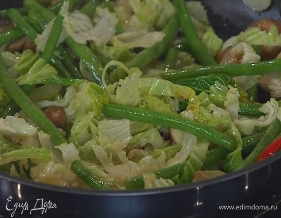 Когда фасоль размягчится, добавить капусту и обжаривать все на медленном огне еще 5–7 минут, не закрывая крышкой.