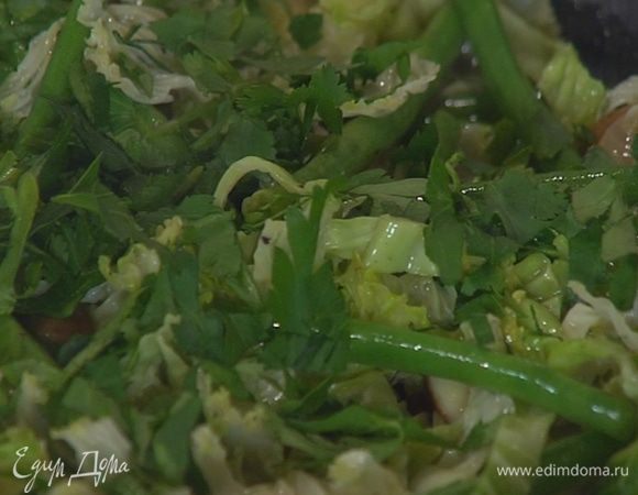 Петрушку мелко порубить, всыпать в сковороду, все перемешать и снять с огня.