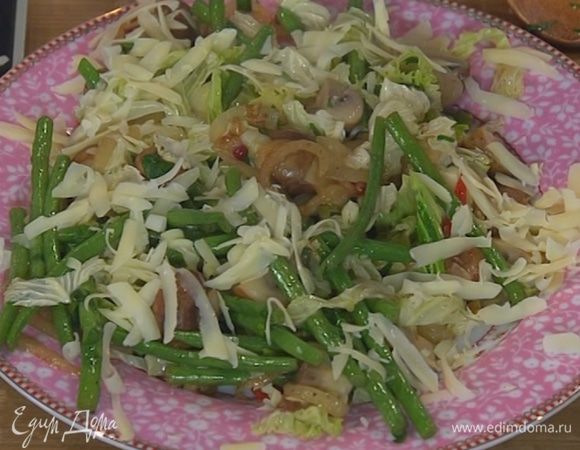 Сыр натереть на крупной терке и посыпать грибы с фасолью и капустой.