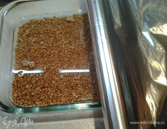 Разогреть духовку до 200 градусов. Промыть гречку. Высыпать ее в форму для запекания и залить двумя стаканами кипятка. У меня стакан 200 мл. Накрыть форму фольгой и оставить на 10 минут.